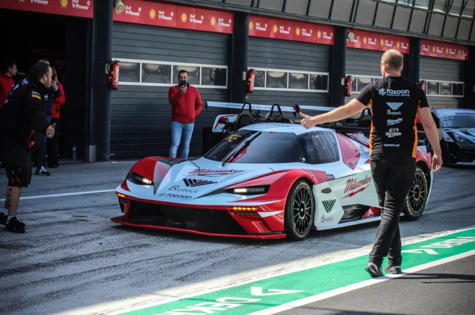 Milwaukee dealer Zandvoort — Milwaukee gesponsorde raceauto in de pitlane van Circuit Park Zandvoort